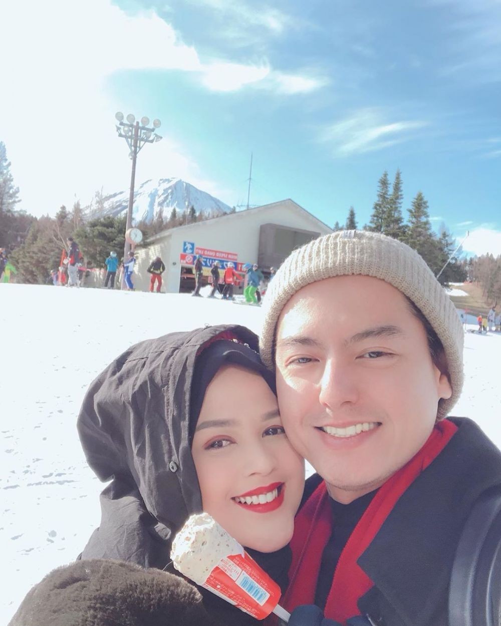 Honeymoon Lagi Nih? 10 Potret Roger Danuarta dan Chika di Jepang