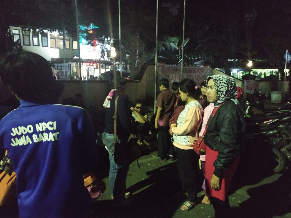 Dua Malam Sudah Puluhan Penyandang Disabilitas Netra Tidur di Trotoar