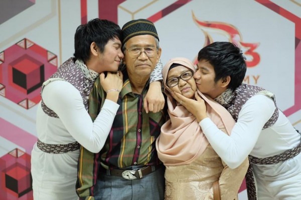 Bikin Adem, 10 Potret Rizki Ridho Sayang Banget dengan Orangtuanya