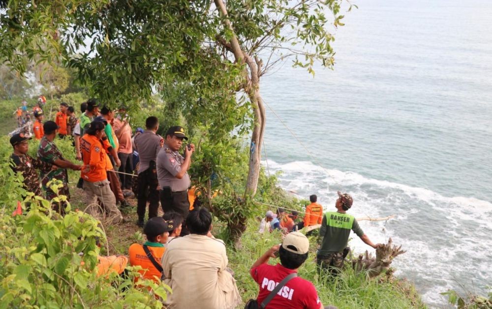 Dikerek Dari Tebing, Jenazah Pemancing Kebumen Berhasil Dievakuasi