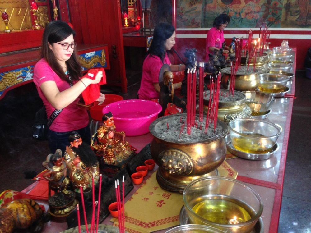 Ritual Jelang Imlek, Guang De Miao Mandikan Patung Dewa-Dewi 