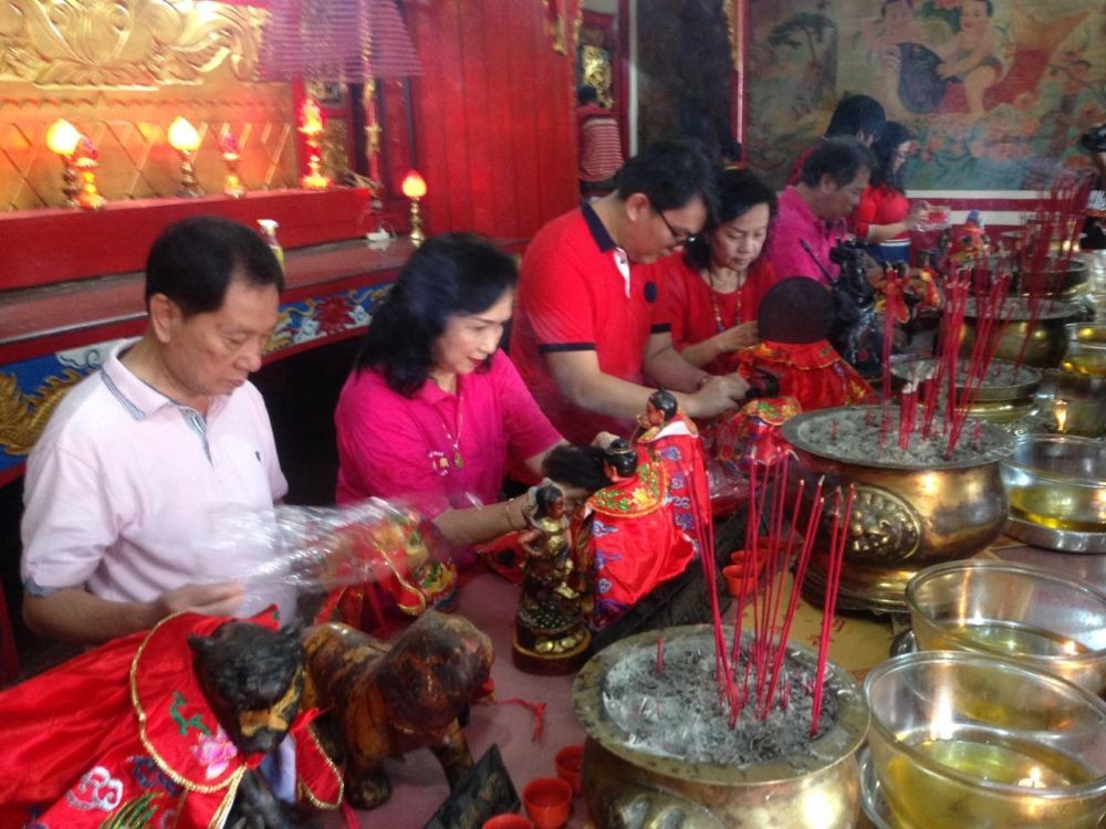 Ritual Jelang Imlek, Guang De Miao Mandikan Patung Dewa-Dewi 