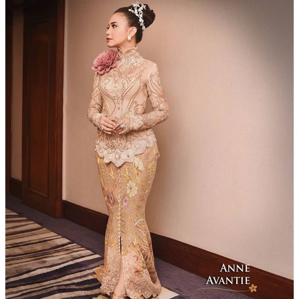 Anne Avantie/ Kebaya Panjang / Perayaan 29 Tahun Berkarya ...