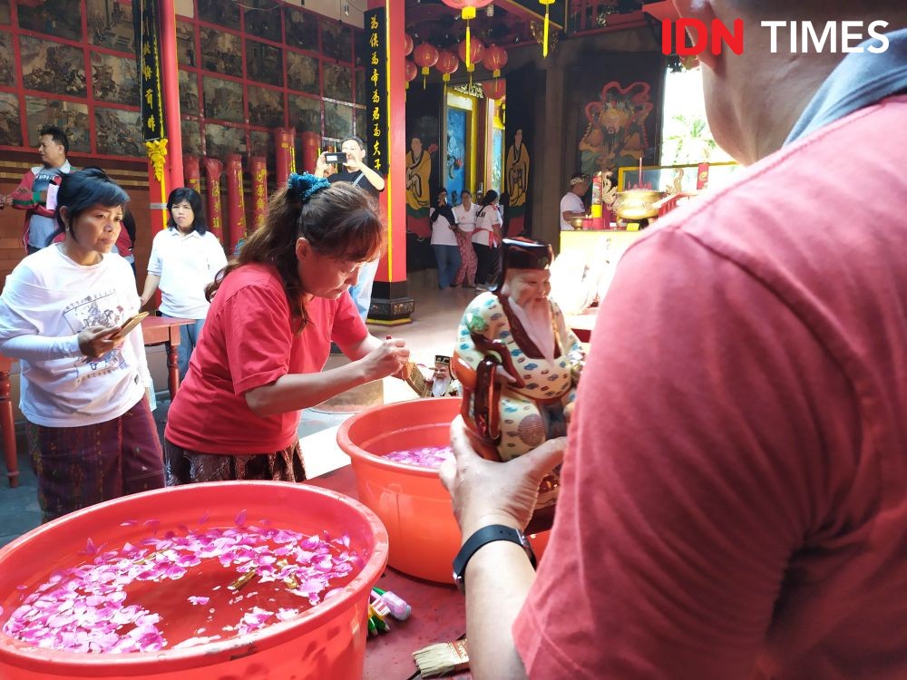 Jelang Imlek, Pengurus Klenteng Fuk Ling Miau Bersihkan Patung Dewa