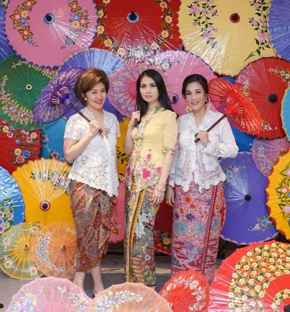 Tampil Anggun & Ceria dengan Inspirasi Kebaya Encim Seleb 