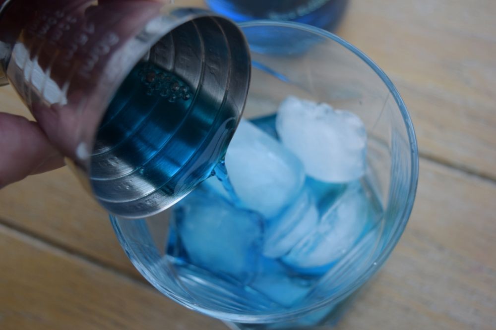 Resep China Blue Cocktail, Minuman Biru yang Cantik dan Nyegerin