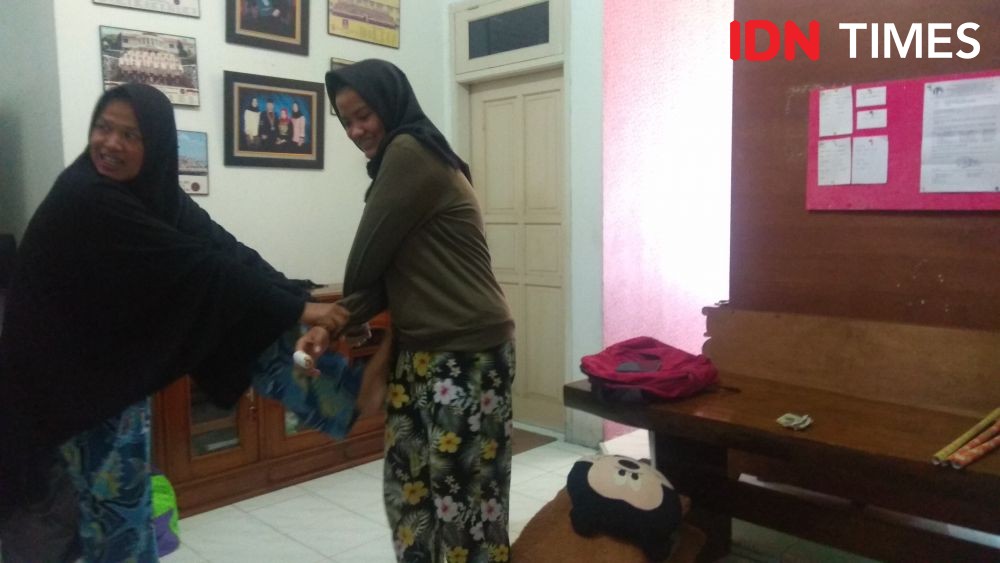 Dengan Karate, Ibu dan Anak Lumpuhkan Perampok Bergolok di Cirebon