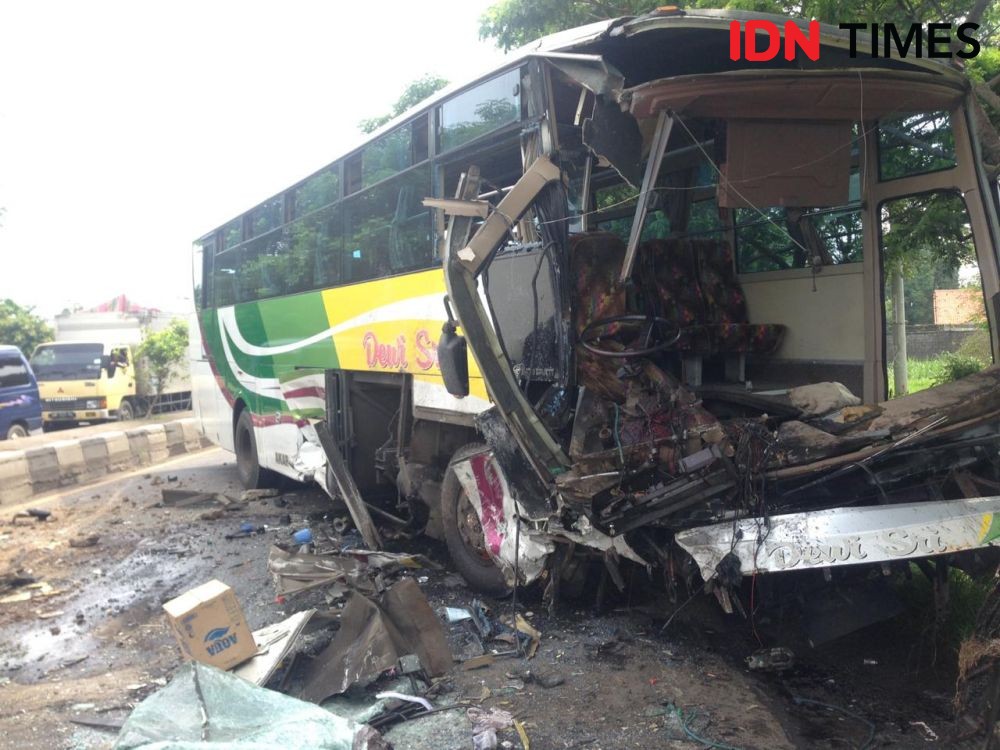 Bus Bali-Sumatera Tabrak Truk di Tol Magetan, 2 Penumpang Tewas