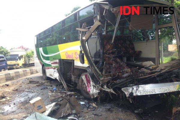  Kecelakaan  Maut Truk  Kayu Hantam Bus Sinar Jaya di  Tol  