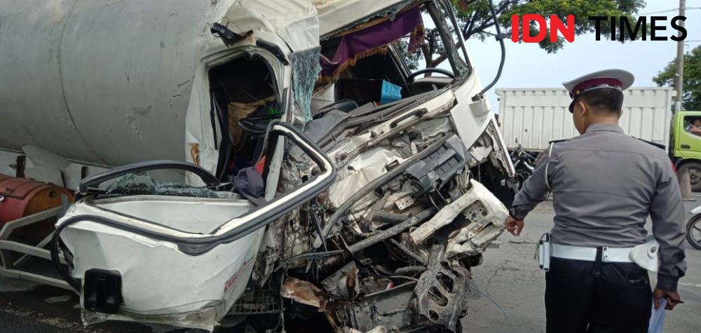 Truk Tangki Tabrak Bus Penumpang di Cirebon, Dua Sopir Terjepit