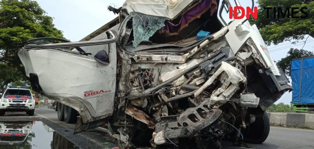 Truk Tangki Tabrak Bus Penumpang di Cirebon, Dua Sopir Terjepit