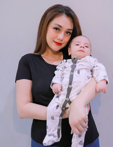 10 Potret Harmonis Celine Evangelista dan Baby Koa, Gemas!
