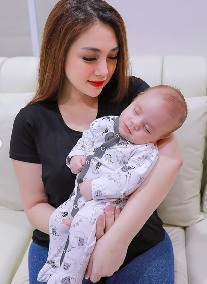 10 Potret Harmonis Celine Evangelista dan Baby Koa, Gemas!