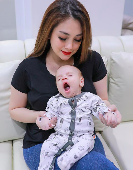 10 Potret Harmonis Celine Evangelista dan Baby Koa, Gemas!