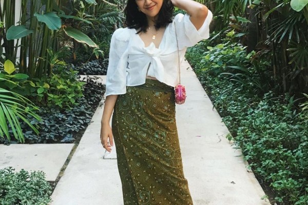 Tampil Anggun, Ini 9 Inspirasi Kebaya & Kain Tradisional ala Sherina