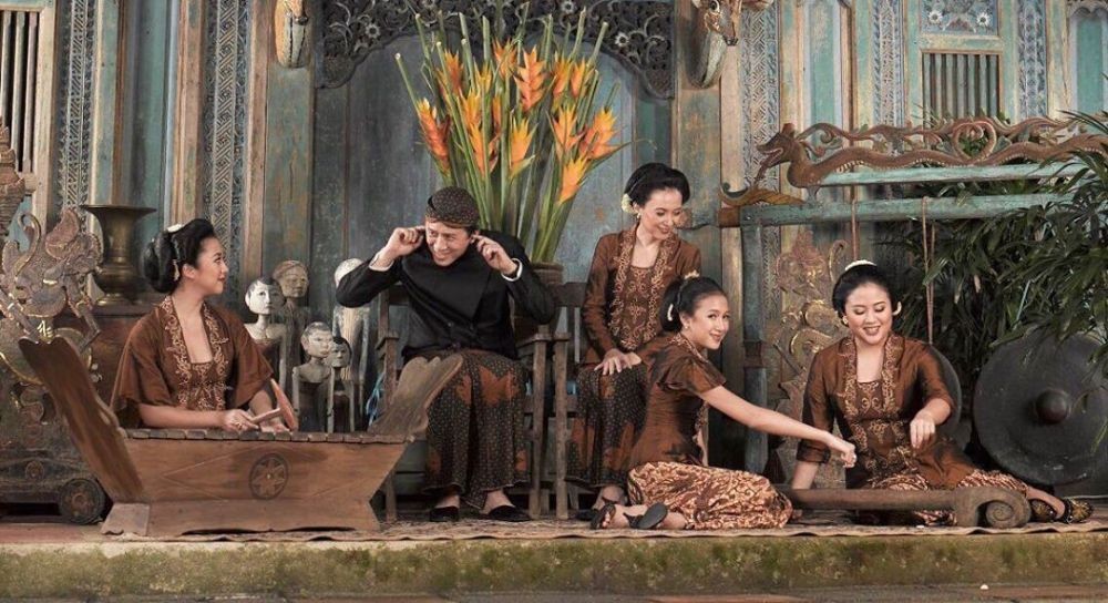 Tampil Anggun, Ini 9 Inspirasi Kebaya & Kain Tradisional ala Sherina