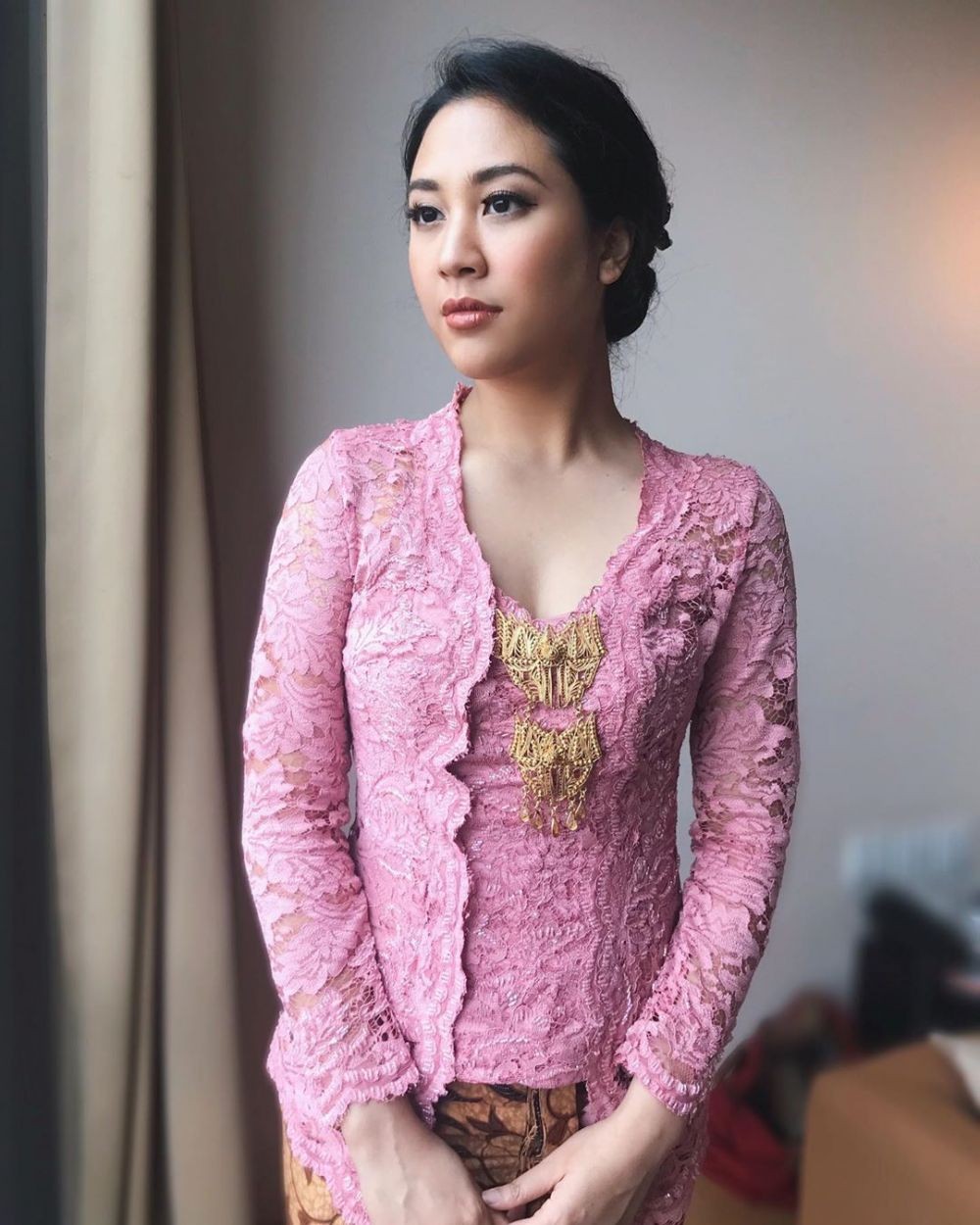 Tampil Anggun, Ini 9 Inspirasi Kebaya & Kain Tradisional ala Sherina
