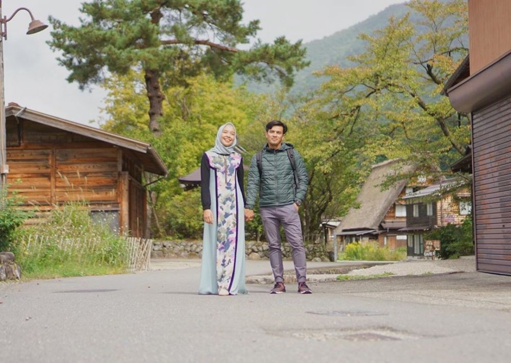 Jauh dari Gosip, 10 Potret Mesra Temmy Rahadi dan Istri