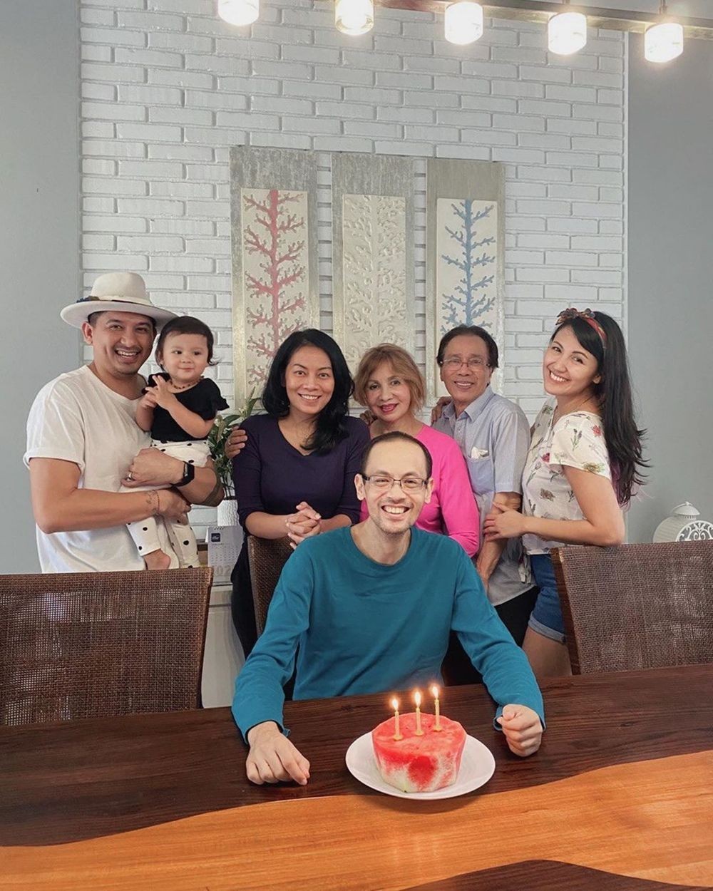 10 Momen Manis Perayaan Ulang Tahun Dee Lestari dan Mama Sharena Delon