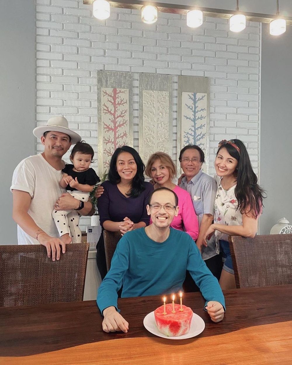 10 Momen Manis Perayaan Ulang Tahun Dee Lestari dan Mama Sharena Delon