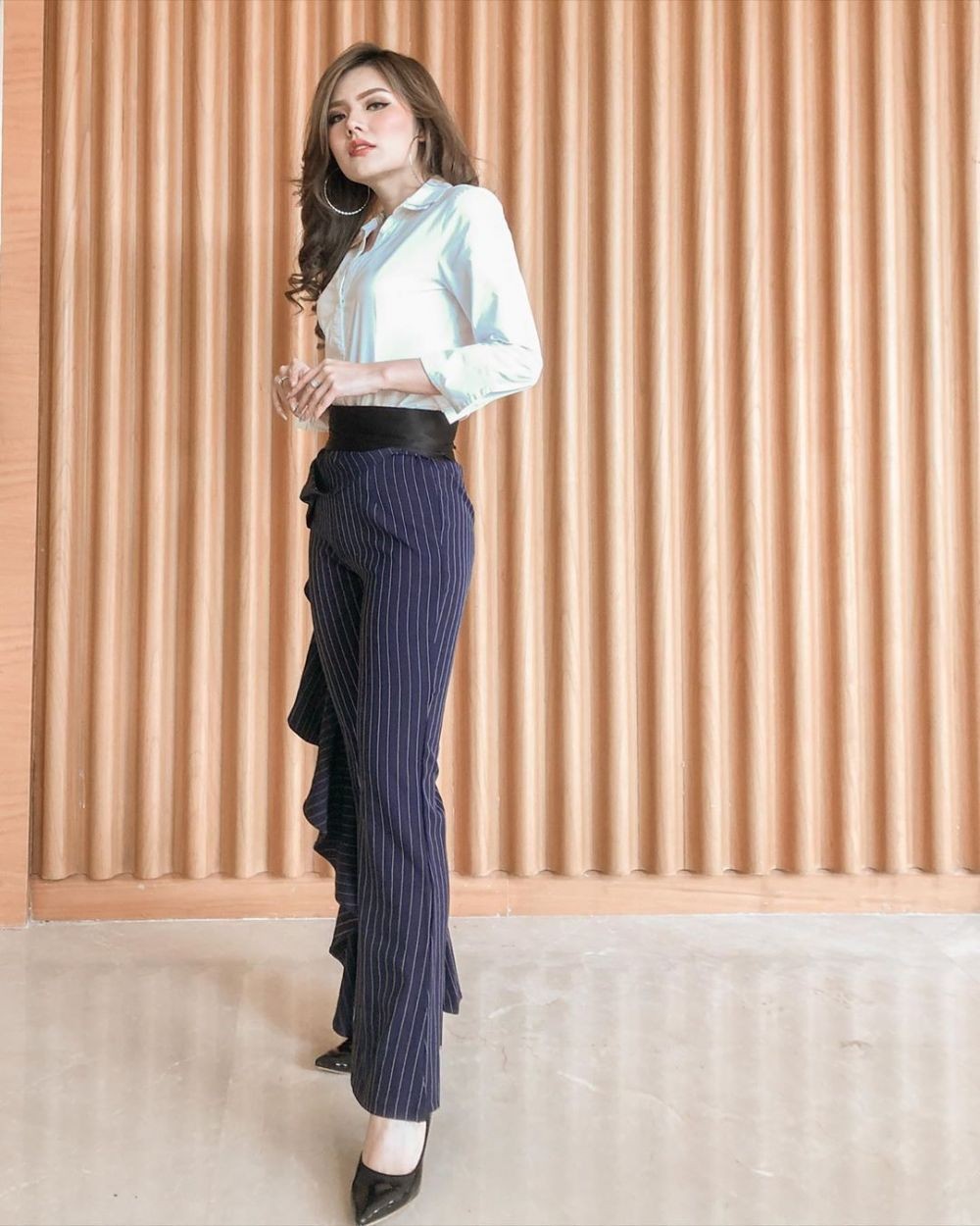 Memesona! 9 Office Look Christine Sindoko Beauty Vlogger dari Batam