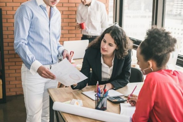 5 Kebiasaan Buruk yang Wajib Kamu Hindari di Kantor, Bahaya!