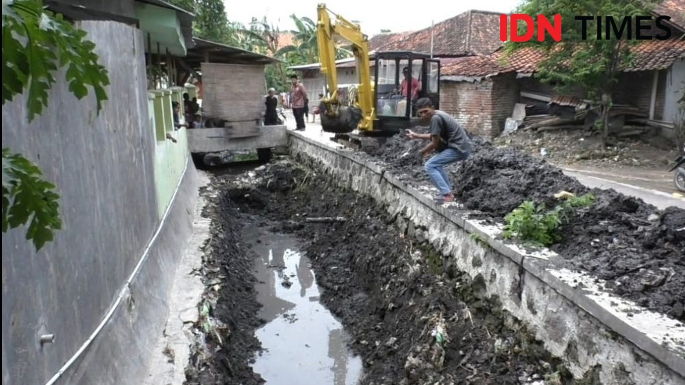 Kerap Banjir, Anak Sungai Cikenanga di Kabupaten Cirebon Dinormalisasi