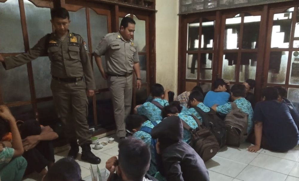 Bolos Sekolah, 26 Pelajar Diciduk Satpol PP Lamongan di Warung Kopi