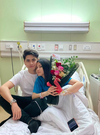 Ini 10 Foto Manis Athalla Naufal Rawat Aisyah Aqilah di Rumah Sakit