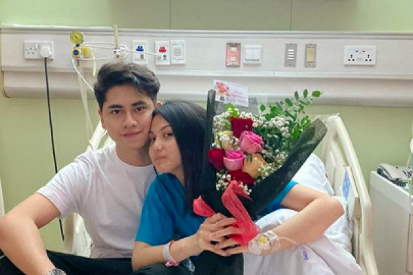 10 Momen Romantis Athalla Naufal Rawat Aisyah Aqilah di Rumah Sakit