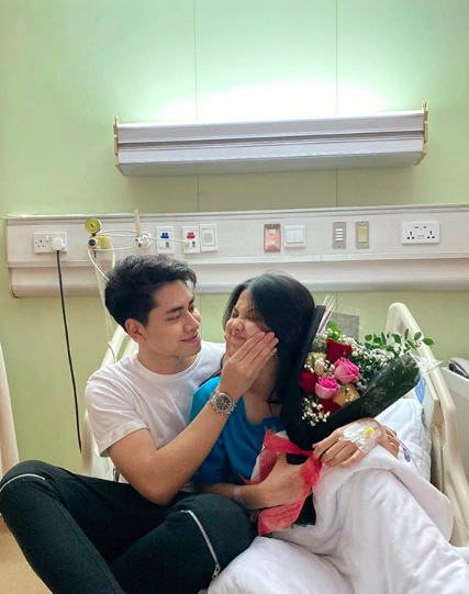 Ini 10 Foto Manis Athalla Naufal Rawat Aisyah Aqilah di Rumah Sakit