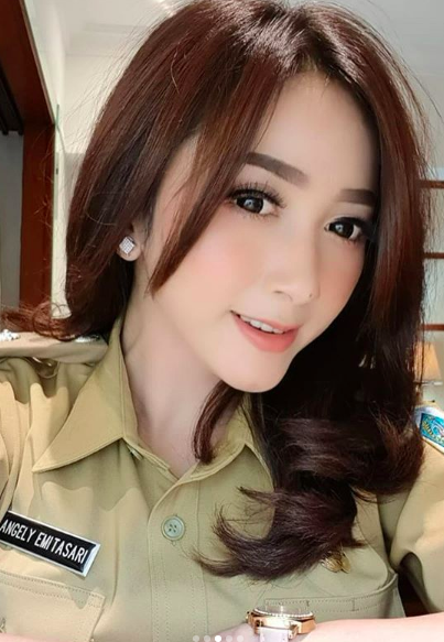 Pakai Seragam Dinas Kepala Desa, Ini 10 Potret Anggun Angel Emitasari