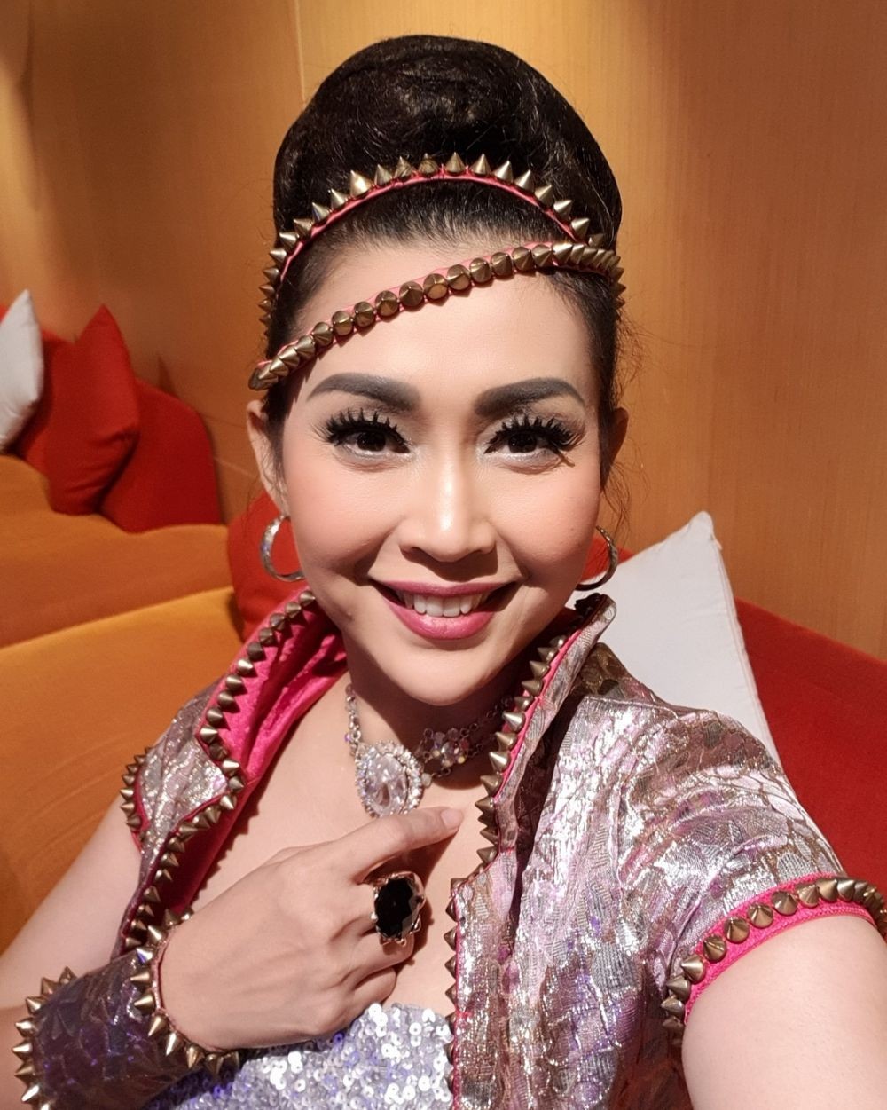 Sempat Jadi Presenter, Ini 10 Foto Ahli Spiritual Ratna Listy