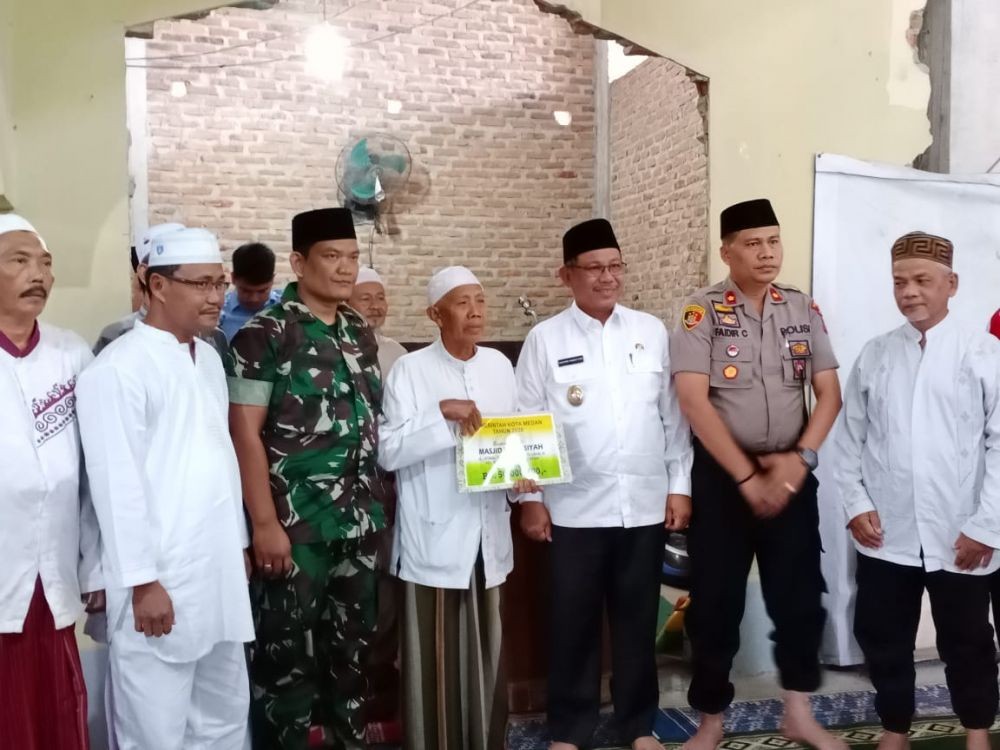 Serahkan Bantuan Bangun Masjid, Akhyar Ingin Medan Jadi Kota Religius