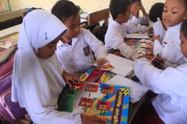 Mahasiswa UNY Ajak Siswa SD Belajar Berhitung dengan Media Puzzle