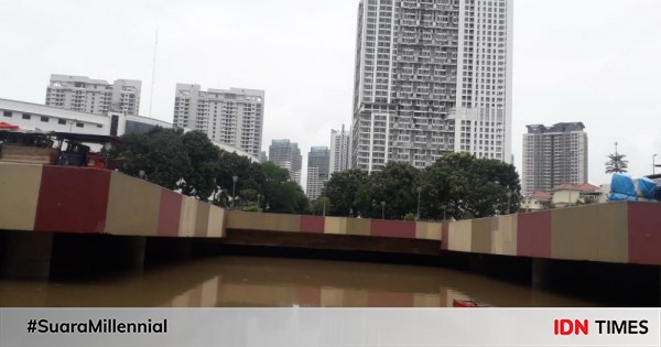 Banjir underpass kemayoran masih 3 meter, petugas berjibaku sedot air