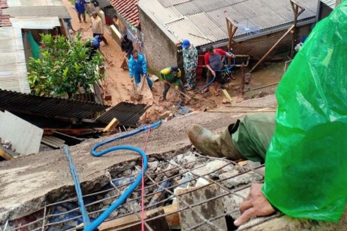 Longsor di Lembang, Jalan Warga Tertutup dan Satu Bangunan Rusak