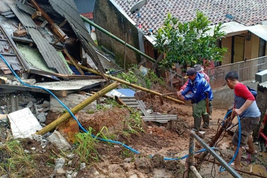 Longsor di Lembang, Jalan Warga Tertutup dan Satu Bangunan Rusak