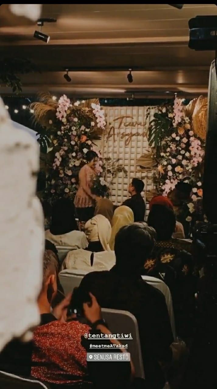 9 Dekorasi Lamaran Tiwi eks T2, Manis Bertabur Bunga Warna-warni