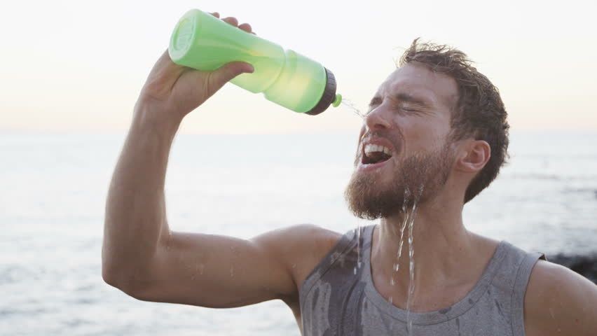 Ketahui 7 Manfaat dan Risiko Kesehatan Minum Air Dingin