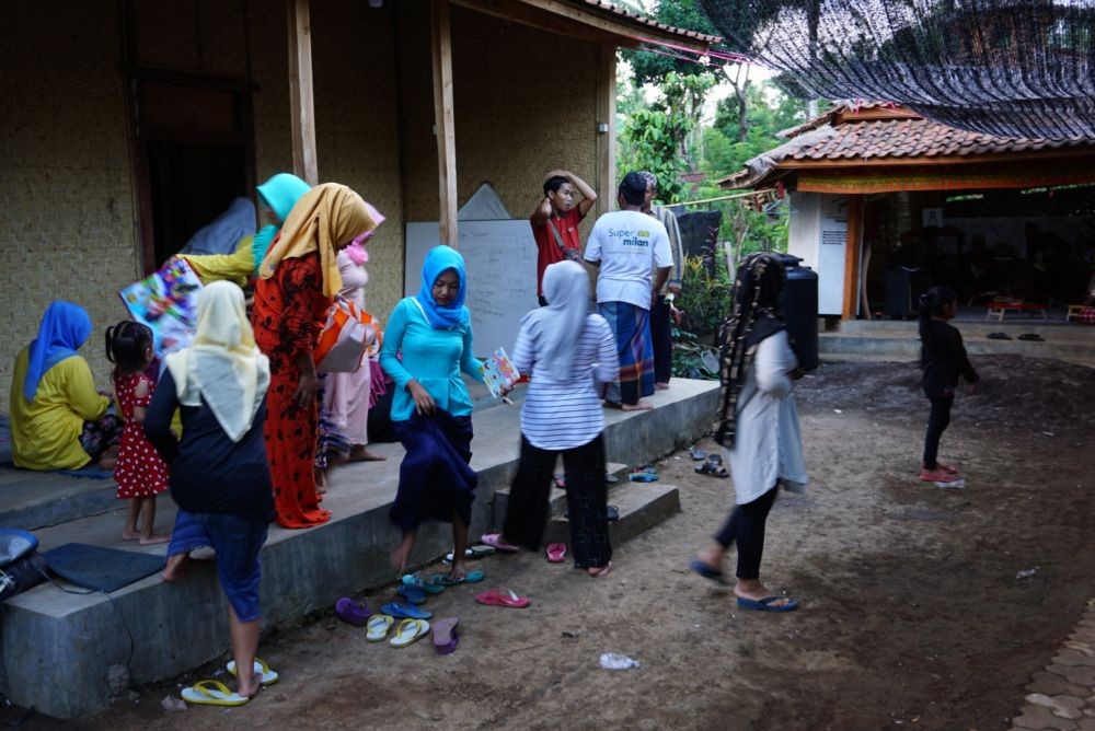 Semangat Warga Papring, Pagi Kerja di Hutan, Sore Ikut Kejar Paket