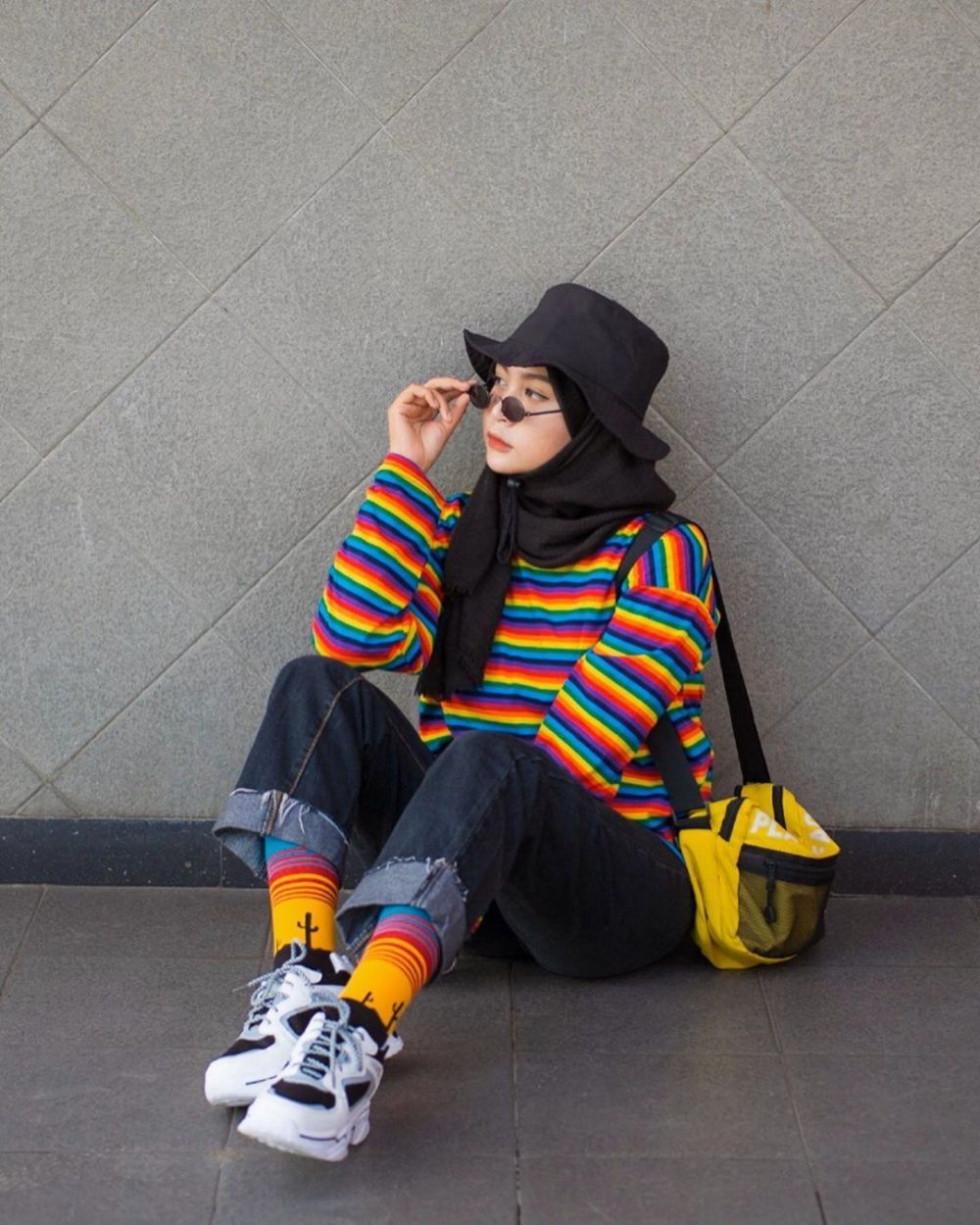10 Ide OOTD Hijab dengan Sneakers  Gaya Kece yang Bisa 