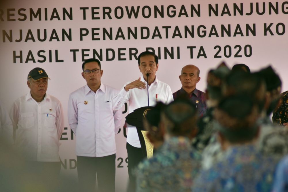 [FOTO] Jokowi Pantau Terowongan Nanjung dan Tanam Pohon Duren