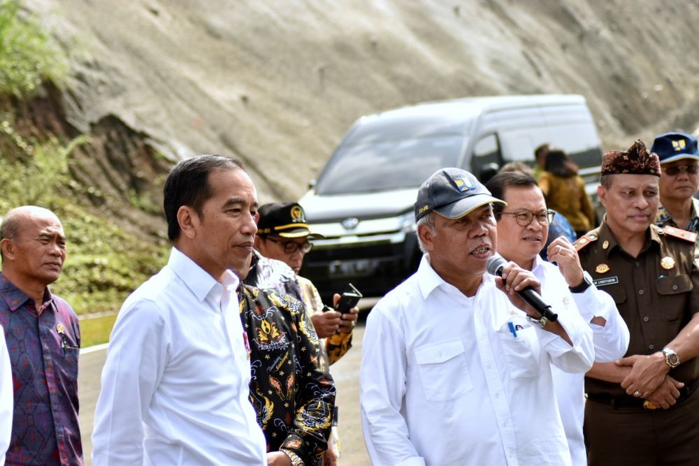 [FOTO] Jokowi Pantau Terowongan Nanjung dan Tanam Pohon Duren