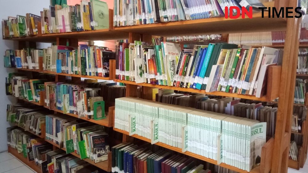 Aroma Khas Buku-buku Lama di Perpustakaan Kota Makassar