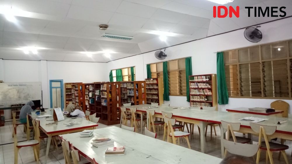 Aroma Khas Buku-buku Lama di Perpustakaan Kota Makassar