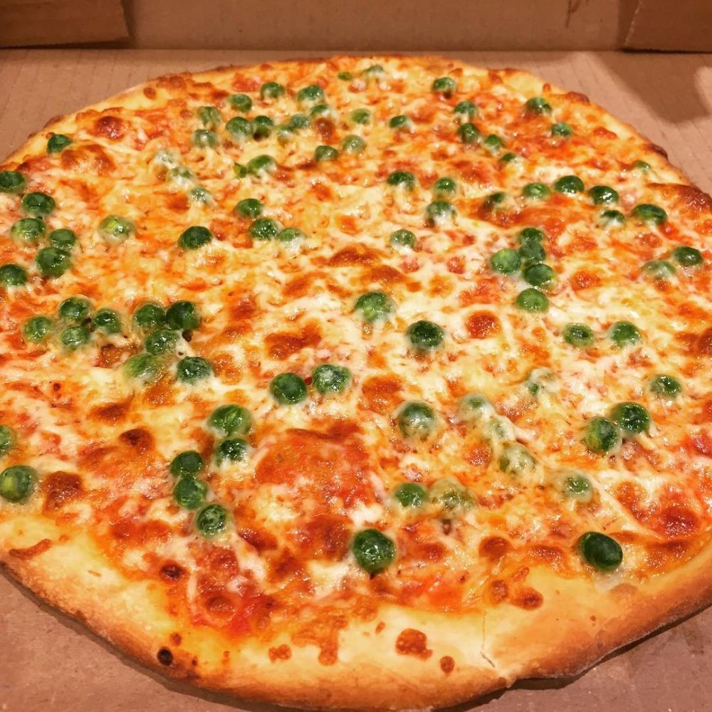 Bad pizza. Пицца с горохом. Пицца топпинг. Пицца из сумасшедший огурец. Цветная теста pizza Top.