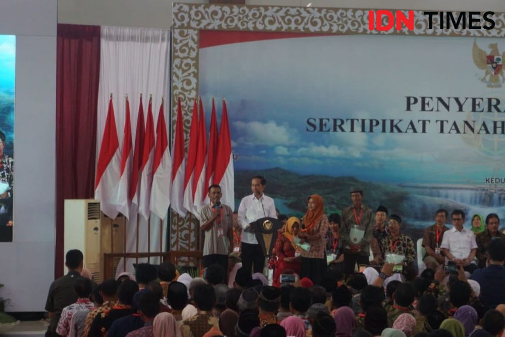 Bagi-bagi Sertifikat Tanah, Jokowi: Boleh Diagunkan Asal Hati-hati