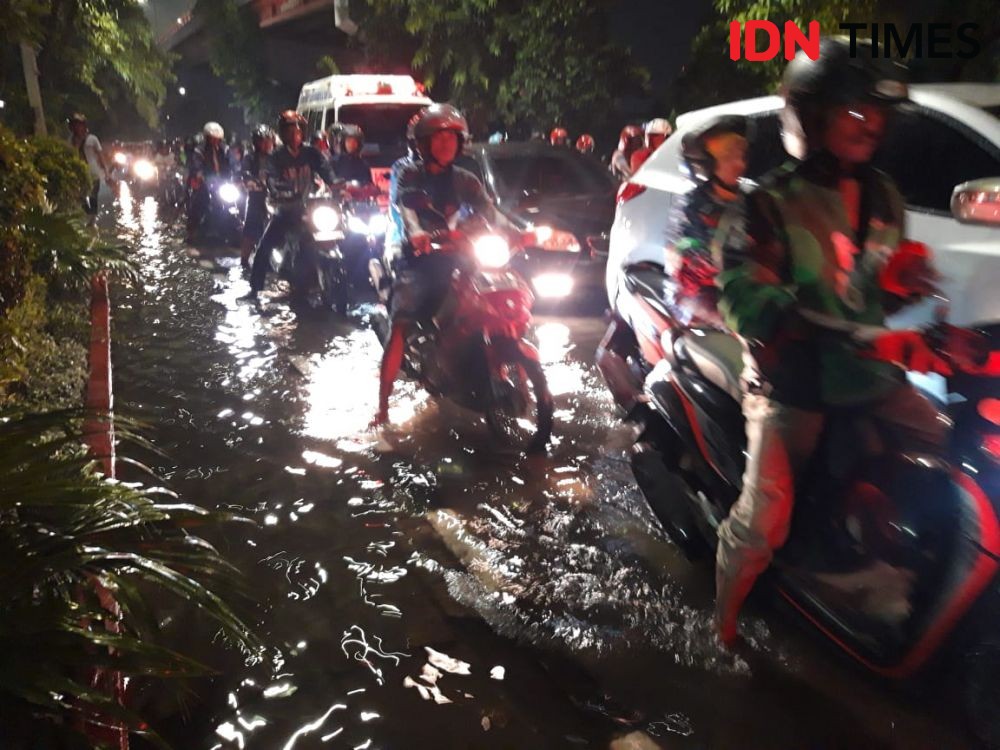 Banjir Parah, Jalan-jalan Protokol Surabaya Lumpuh