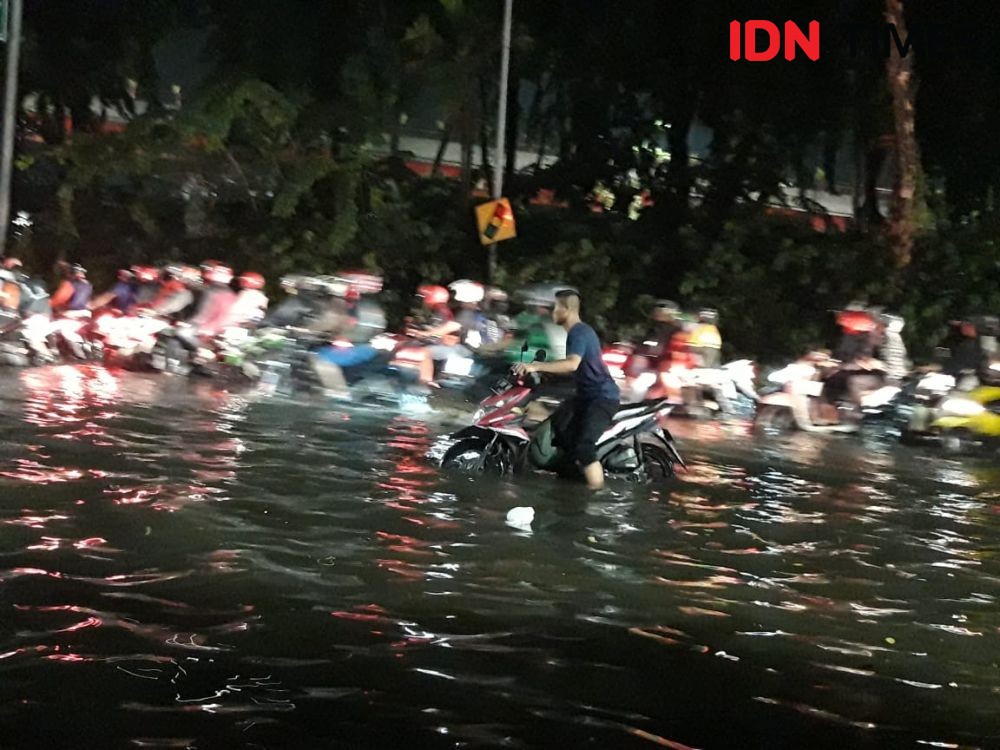 Banjir Parah, Jalan-jalan Protokol Surabaya Lumpuh